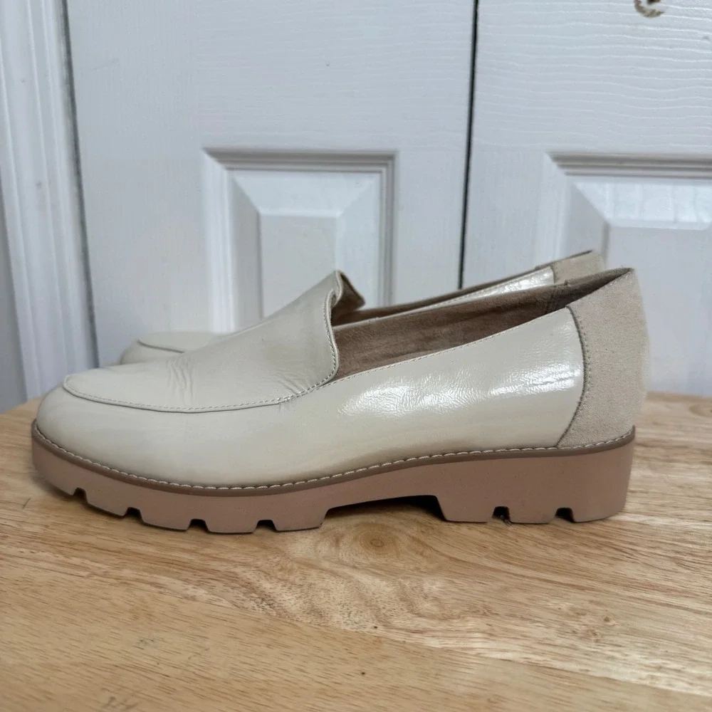 Vionic Kensley Loafers Size 8.5 Cream Patent Leather Chunky Lug Sole Preppy